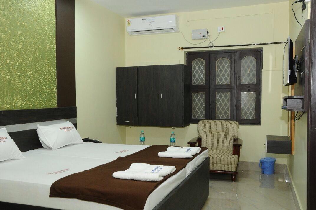 Hôtel Tripura Sundari Residency à Madanapalle Extérieur photo