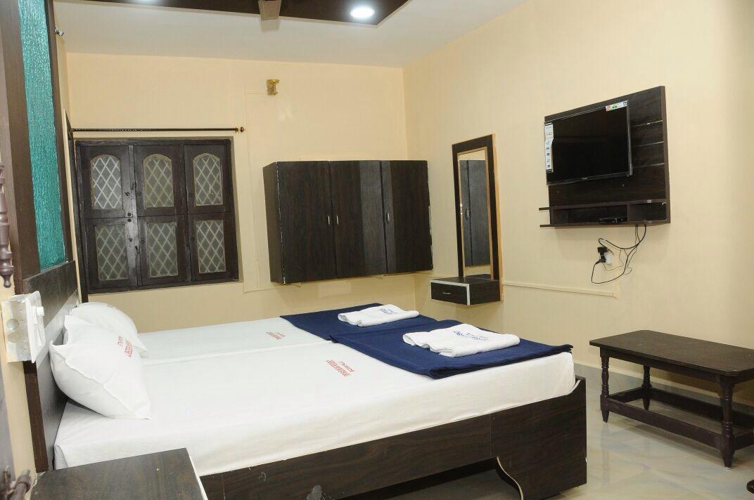 Hôtel Tripura Sundari Residency à Madanapalle Extérieur photo