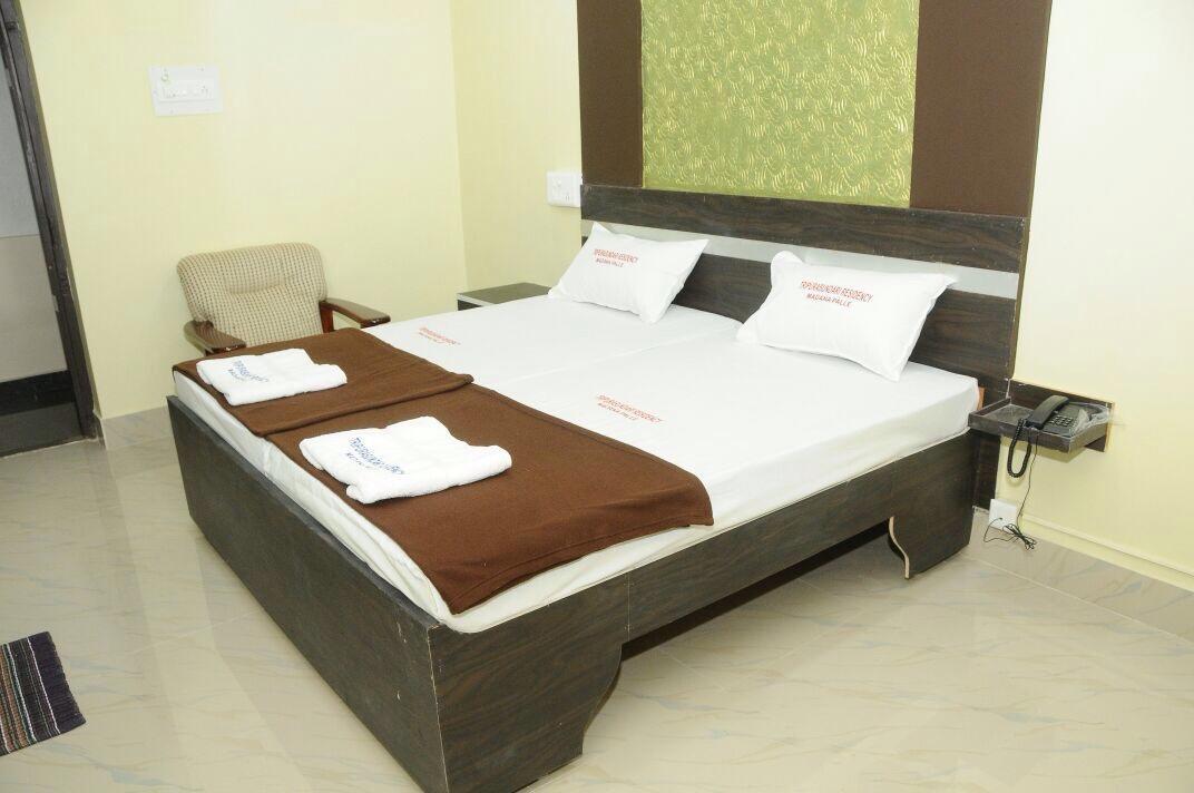 Hôtel Tripura Sundari Residency à Madanapalle Extérieur photo