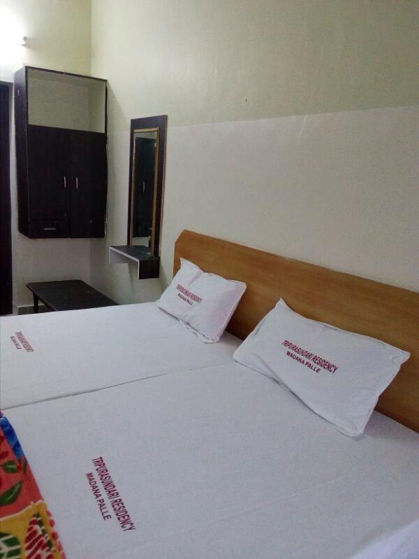 Hôtel Tripura Sundari Residency à Madanapalle Extérieur photo
