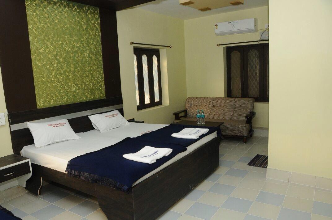Hôtel Tripura Sundari Residency à Madanapalle Extérieur photo