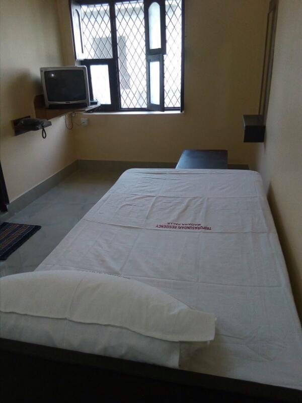 Hôtel Tripura Sundari Residency à Madanapalle Extérieur photo
