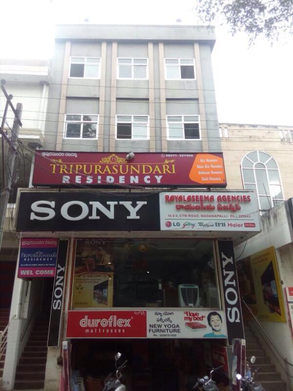 Hôtel Tripura Sundari Residency à Madanapalle Extérieur photo